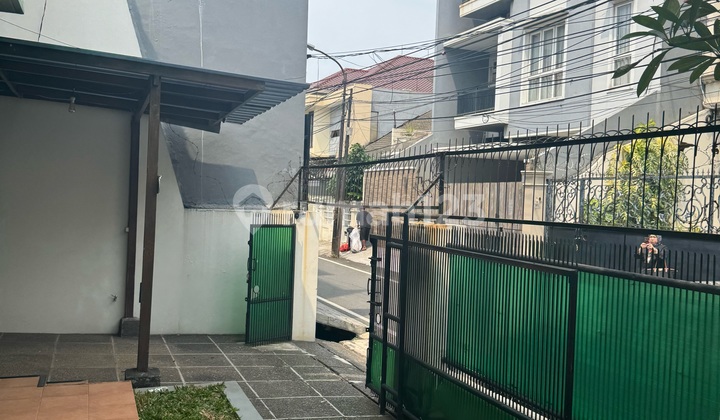 Comfortable 4BR House, Semi-Furnished in Petojo, Gambir, Central Jakarta