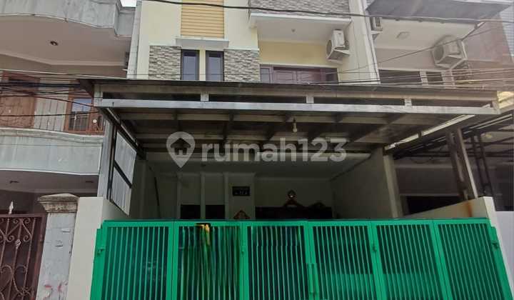 Rumah 3 Lantai Minimalis, Akses Mudah dan Lingkungan Nyaman di Tomang, Jakarta Barat