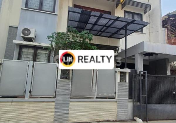 For Sale Nice, Strategic House in Tomang, West Jakarta 1