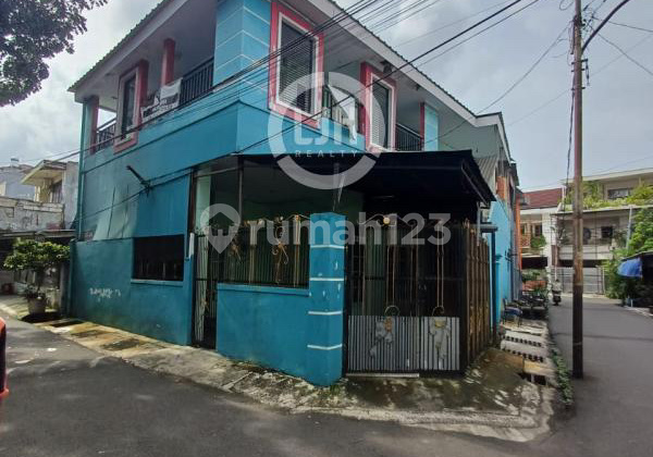 Rumah Hoek Bangunan 2 LT Hitung Tanah Aja di Tomang Jakarta Barat
