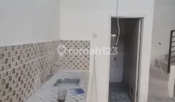 FOR QUICK LEASE !! Commercial Attached Shophouse in the Heart of Karawaci Beringin Street Tangerang, Business Ready 2