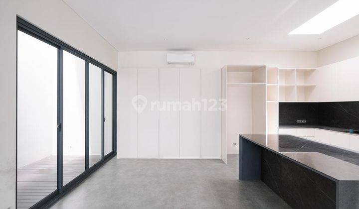 Rumah 3 Lantai Bagus Unfurnished SHM di Discovery, Tangerang Selatan 2