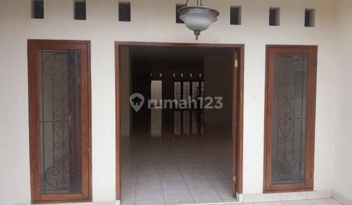 Rumah Mewah 2 Lantai Konsep Minimalis Modern Villa Mutiara, Sawah Baru, Ciputat 2