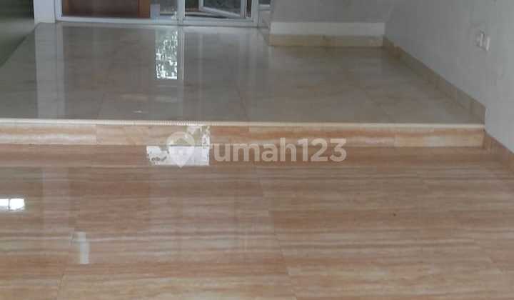 Dijual Rumah Dua Lantai Lokasi Strategis  2