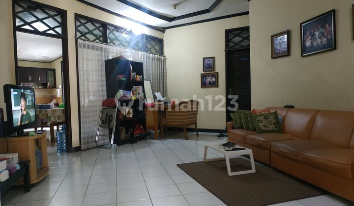 Rumah Luas Dan Klasik Siap Huni Dalam Komplek Nyaman di Antapani