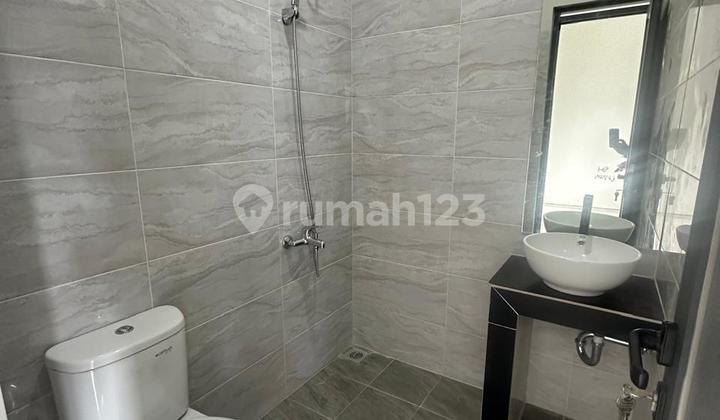 Luxurious New House on Main Road Jl Soekarno Hatta, Aria Graha Complex 2