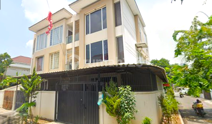 Rumah Hook. Taman Ratu. 3 Lantai. 7.5x15. Jalan Lebar 3 Mobil. Full Furnish. Siap Huni 2