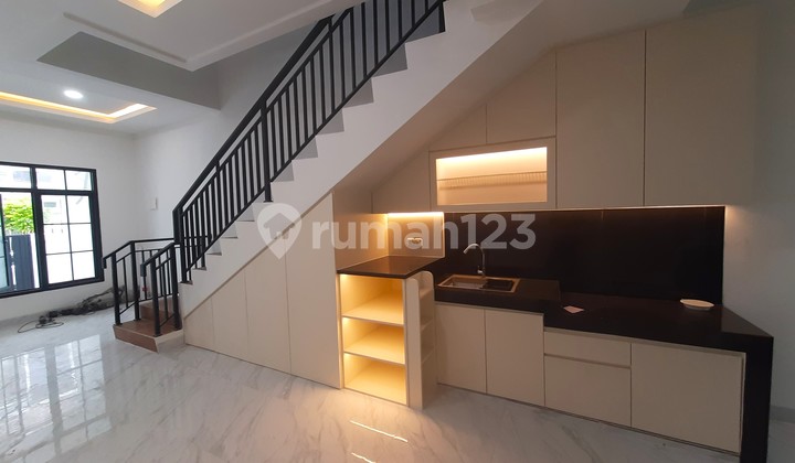 Rumah Baru. Hook. Taman Ratu. 3 Lantai. 7x12. Jalan Lebar 3 Mobil