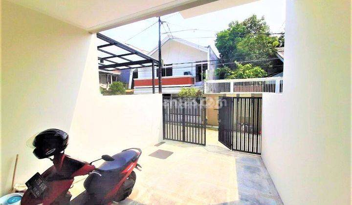 Rumah Baru 3 Lantai. Tomang. 4x17. Jalan Lebar 2 Mobil 3