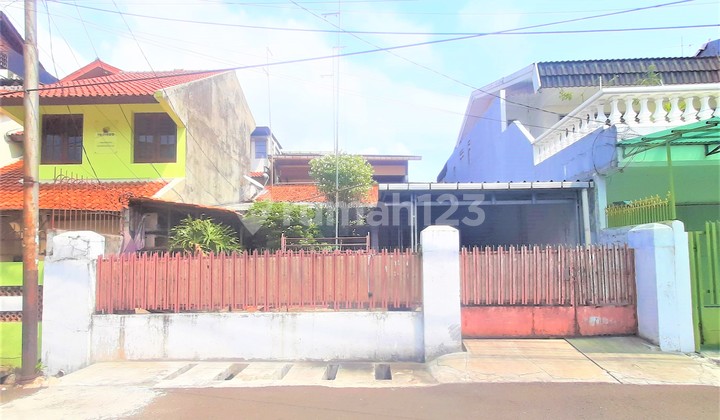 Rumah Tua 1.5 Lantai. Tomang. 10X17. Jalan Lebar 2 Mobil
