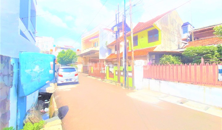 Rumah Tua 1.5 Lantai. Tomang. 10X17. Jalan Lebar 2 Mobil