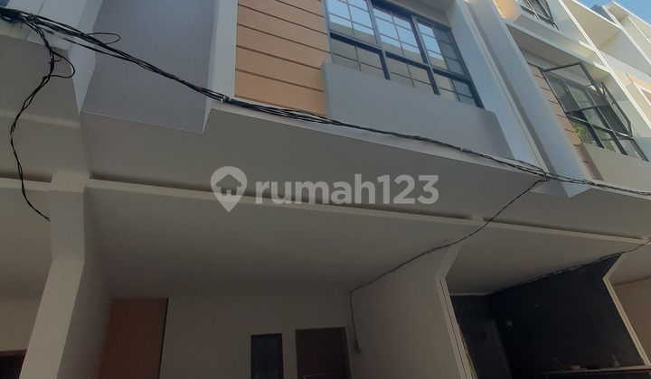 Rumah Baru Taman Ratu. 3 Lantai. 4.5X9. Jalan Lebar 4 Mobil. Siap Huni Rumah Baru Taman Ratu. 3 Lantai. 4.5X9. Jalan Lebar 4 Mobil. Siap Huni