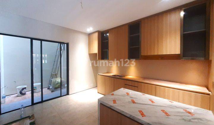 Rumah Baru. Taman Ratu. 3 Lantai. 4x19. Jalan 2 Mobil. Siap Huni