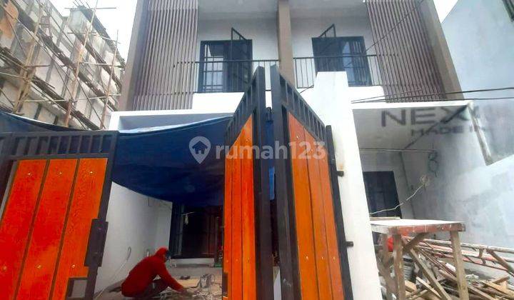 Rumah Baru. Taman Ratu. 3 Lantai. 3.5x17. Jalan 2 Mobil. Siap Huni 1