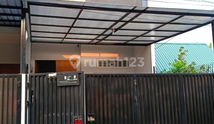 Rumah Taman Ratu Duri. 3 Lantai. 5x20. Jalan 2 Mobil. Siap Huni
