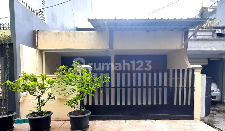 Rumah Tua Tomang. 1.5 Lantai. 6X15. Jalan 2 Mobil.