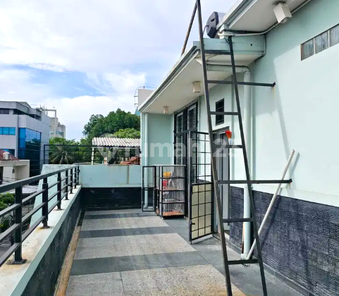 Rumah Hook Town House Tomang. 3 Lantai. 10x11. Jalan 2 Mobil. Siap Huni