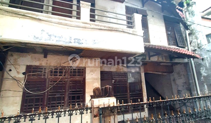 Rumah Tua Tomang. 2 Lantai. 10x15. Jalan 2 Mobil