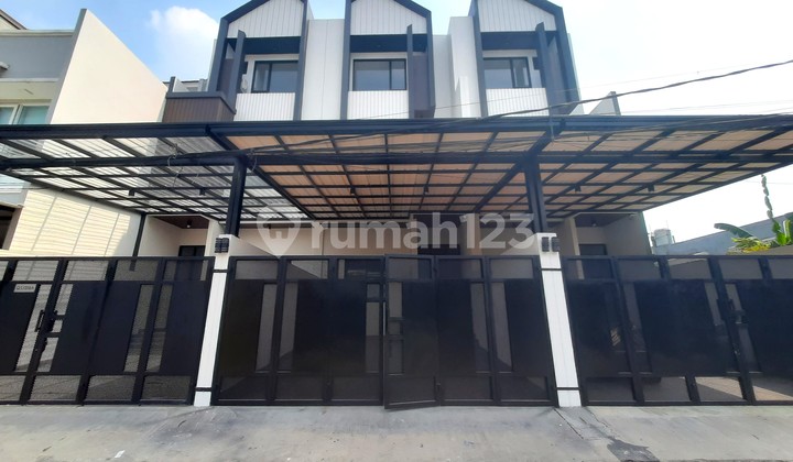 Rumah Baru. Taman Ratu. 3 Lantai. 5x19. Jalan 2 Mobil. Siap Huni