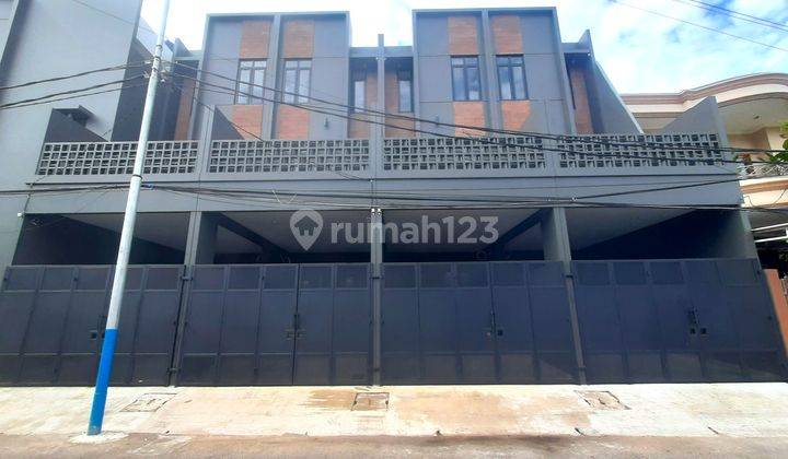 Rumah Baru. Taman Ratu. 3 Lantai. 4x18. Jalan Lebar 3 Mobil. Siap Huni 1