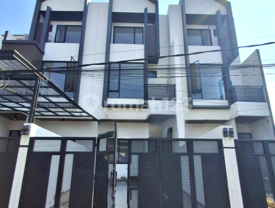 New House. Queen's Park. 3 Floors. 5x19. 2-Car Road. Ready to Occupy