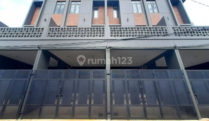 Rumah Baru. Taman Ratu. 3 Lantai. 4x14. Jalan 2 Mobil. Siap Huni  2