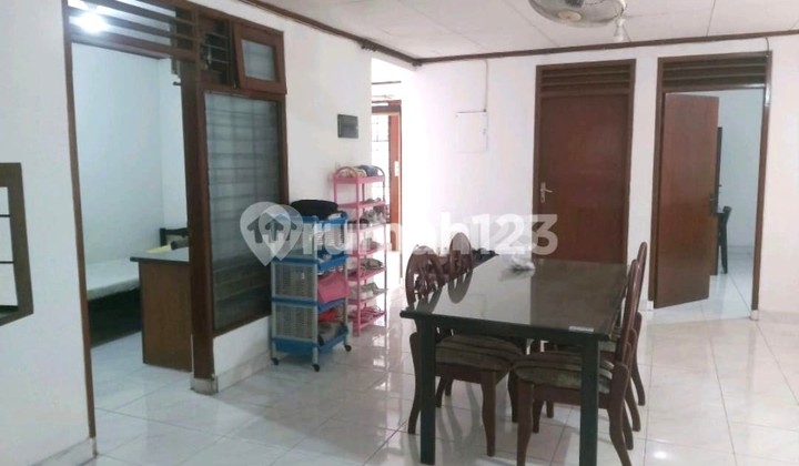 Rumah Kost Hook. Tomang. 2 Lantai. 18X20. Jalan 2 Mobil. Full Furnish.