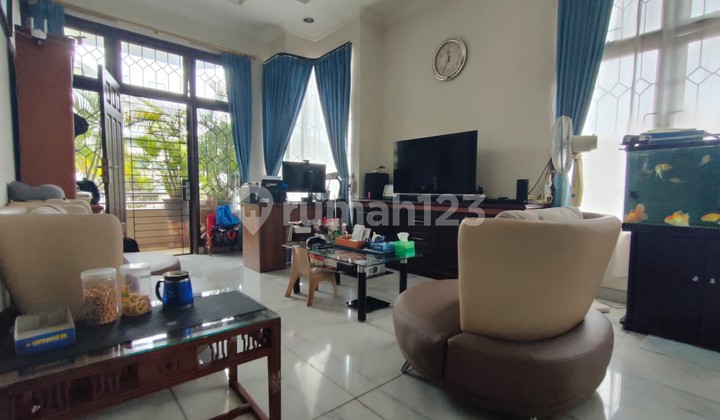 Rumah Hook. Tomang. 2 Lantai. Luas.218.m2. Jalan 2 MobiL. Siap Huni.