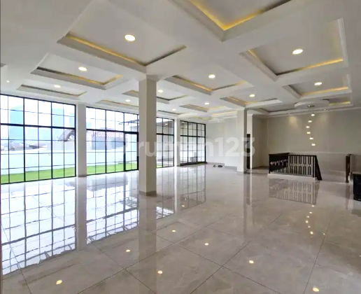 Rumah Lux Baru. Tomang. 3 Lantai. 15x21. Jalan Lebar  3 Mobil. Siap Huni