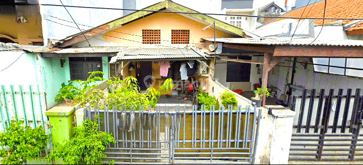 Rumah Tua. Taman Ratu. 11 X 20. Jalan 2 Mobil 1