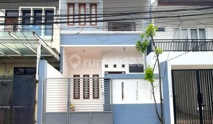 Rumah Tomang. 2 Lantai. 5.5x17. Jalan Lebar 3 Mobil. Siap Huni