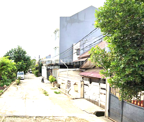 Rumah Tua. Taman Ratu. 10x18. Jalan Lebar 4 Mobil. 2