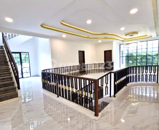 Rumah Lux Baru. Tomang. 3 Lantai. 15x21. Jalan Lebar  3 Mobil. Siap Huni