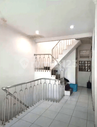 Rumah Tanjung Duren. 2.5 Lantai. 7x15. Jalan Lebar 3 Mobil. Siap Huni 2