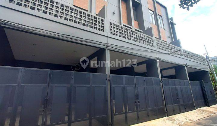 Rumah Baru. Taman Ratu. 3 Lantai. 4x14. Jalan 2 Mobil. Siap Huni  1