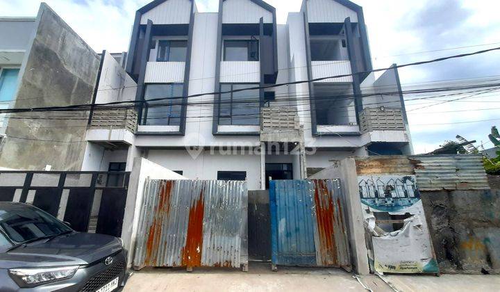 Rumah Baru. Taman Ratu. 3 Lantai. 5x19. Jalan 2 Mobil. Siap Huni 1