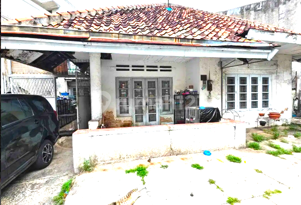 Old House. Cideng. 13X25. Two-Car Road. 2