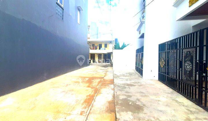 Rumah Baru. Taman Ratu. 3 Lantai. 4x16. Jalan 2 Mobil. Siap Huni  2