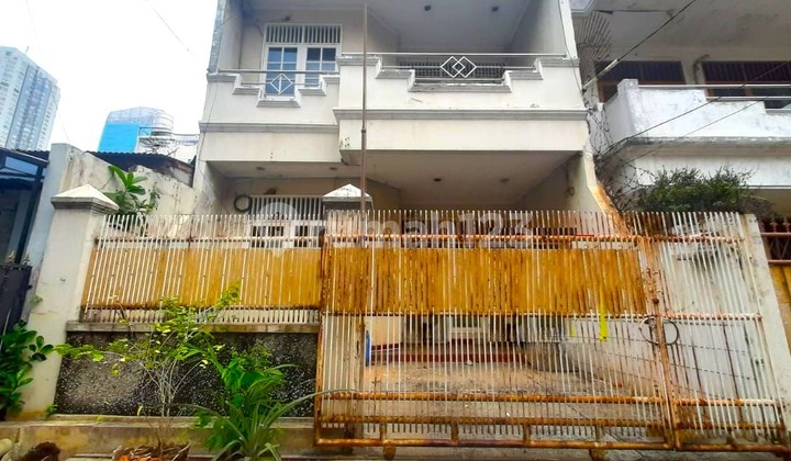 Rumah Tomang 2.5 Lantai. 6x15. Jalan Lebar 2 Mobil. Siap Huni