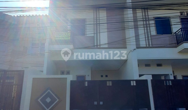 Rumah Baru. Taman Ratu. 3 Lantai. 5x13. Jalan 2 Mobil. Siap Huni