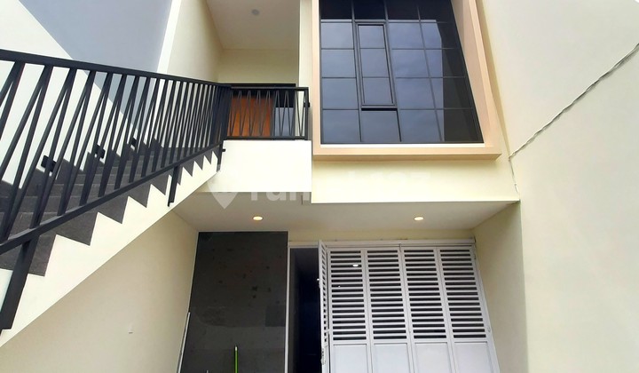 Rumah Lux Baru. Tomang. 3 Lantai. 5x18. Jalan 2 Mobil. Siap Huni