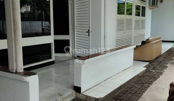 Dijual rumah  lama cocok untuk dibuat usaha Kost dll. Berlokasi di Karet Semanggi 2