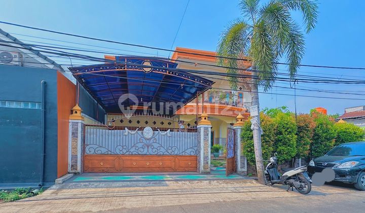 Dijual Rumah 2 Lantai Bagus Ornamen Kayu Jati Nempel Graha Raya di Paku Jaya