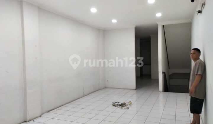 Frans Cen for rent: Shop house in Pesing Kedoya, opposite Impres Market. Rare find, 4x17 meters, 4 floors. 2