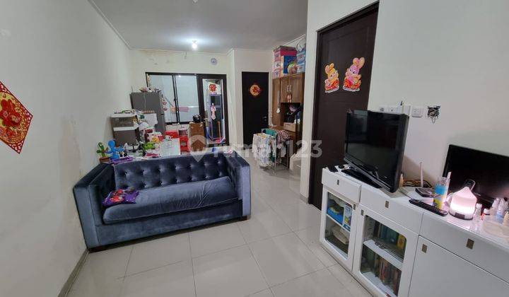 Rumah Casa Jardin Disewakan, 4 Kamar Tidur, Jarang Ada Luas Tanah 90m2 6x15 Luas Bangunan 115m2 2 Lantai 4+1 Kamar Tidur 2+1 Kamar Mandi Listrik 4.400 W Sertifikat SHM Carport Keramik + Kanopi Alderon Unfurnished Hadap Timur Laut Bersih Dan Terawat Free S 2