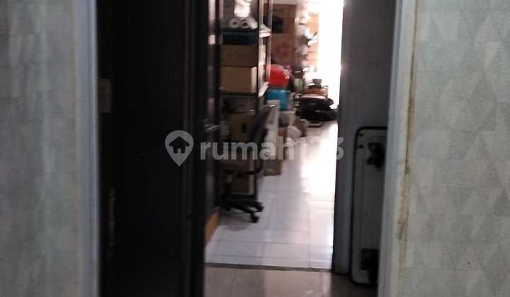 FRANS CEN for rent, shop house in Pesing Kedoya, opposite Impres market. Rare opportunity, 4x22/3 floors. 2