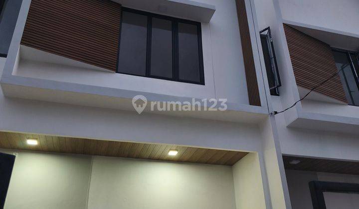 BARU!! Rumah 2 lantai FRESH Row Jalan 3 Mobil di Harapan  Indah Depan  2