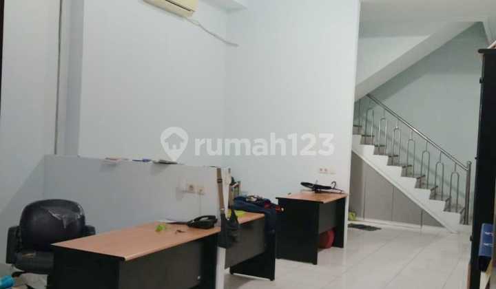 Ready-to-Use Shop House Suitable for Office in Jelambar, West Jakarta 2