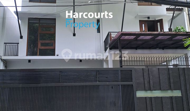 Modern Tropical Cilandak House with Open Backyard Near CITOS, Flood-Free