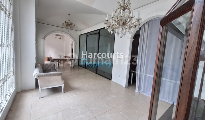 House for Rent in Kebayoran Baru, Suitable for Business or Office, Located on a Busy Street 2